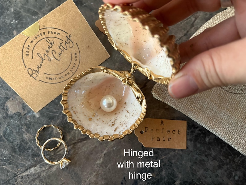 Caja para anillos de concha de mar dorada con diseño de salpicaduras de pan de oro líquido, soporte para anillos de perla y bisagra de metal a elección / varios tamaños Propuesta de playa imagen 7