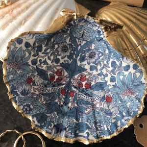William Morris Decoupage Strawberry Thief Gold Scallop Shell Trinket Dish | Blue White Red Art Nouveau Ring Dish | Teacher Gift Crafted UK