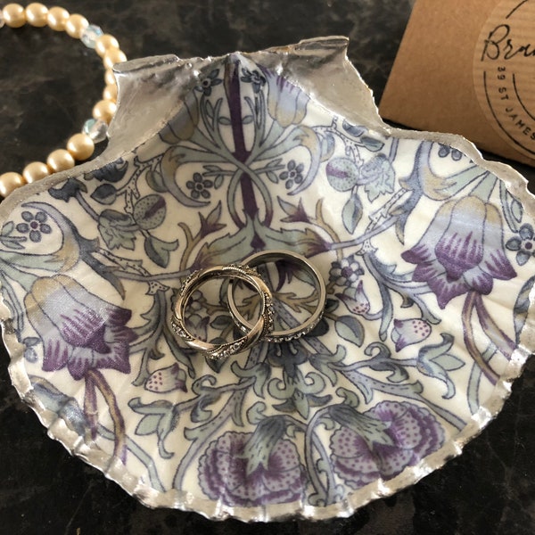 William Morris Silver Shell Trinket Dish in Lodden Paars Blauw Wit | Decoratief dienblad of zilveren sieradenschaaltje | Paarse ringhouder VK