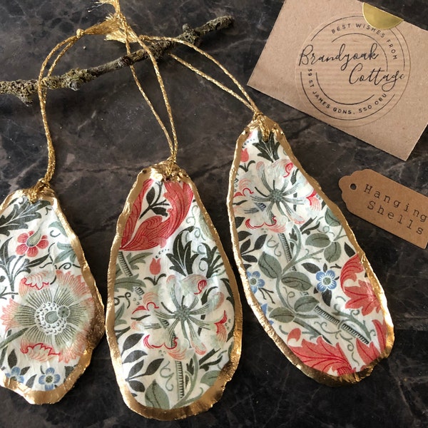 Set von William Morris Weihnachtsdekorationen in Compton Gold Creme Rosa Dekorative Oyster Shell Weihnachtsschmuck aufbereitetes Geschenk