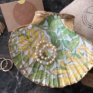 William Morris Honeysuckle Gift Gold Scallop Shell Trinket Dish | William Morris Spring Decoupage Shell Jewellery Dish | Morris Shell L, XL