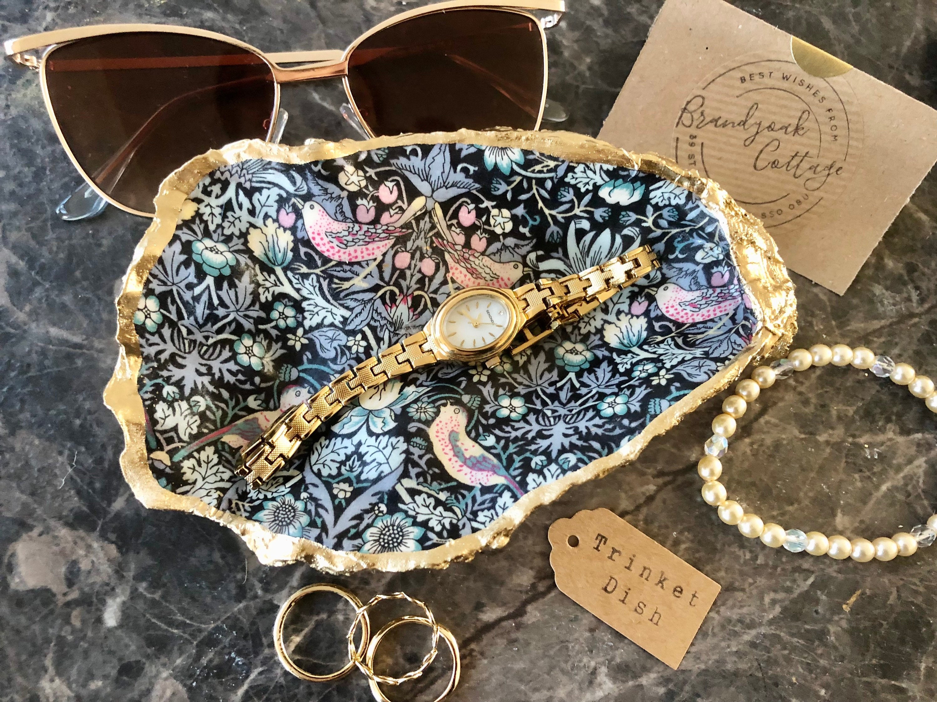 Beautiful Gilded Shell Chinoiserie Jewellery Dish UK William Morris Strawberry Thief Birds Gold Oyster Shell Trinket Dish in Blue & White Beautiful Gilded Shell Chinoiserie Jewellery Dish UK William Morris Strawberry Thief Birds Gold Oyster Shell Trinket Dish in Blue & White