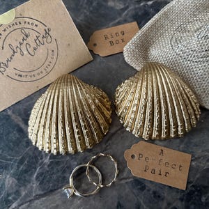 Caja para anillos de concha de mar dorada con diseño de salpicaduras de pan de oro líquido, soporte para anillos de perla y bisagra de metal a elección / varios tamaños Propuesta de playa imagen 14