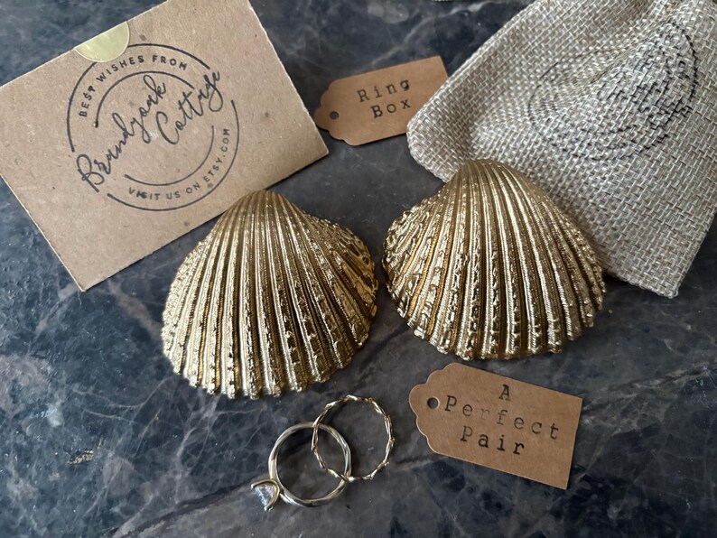 Caja para anillos de concha de mar dorada con diseño de salpicaduras de pan de oro líquido, soporte para anillos de perla y bisagra de metal a elección / varios tamaños Propuesta de playa imagen 14