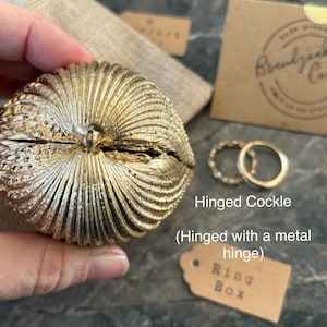 Caja para anillos de concha de mar dorada con diseño de salpicaduras de pan de oro líquido, soporte para anillos de perla y bisagra de metal a elección / varios tamaños Propuesta de playa imagen 9