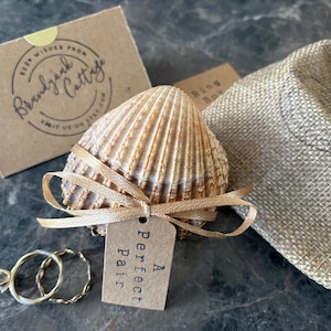 Caja para anillos de concha de mar dorada con diseño de salpicaduras de pan de oro líquido, soporte para anillos de perla y bisagra de metal a elección / varios tamaños Propuesta de playa imagen 20