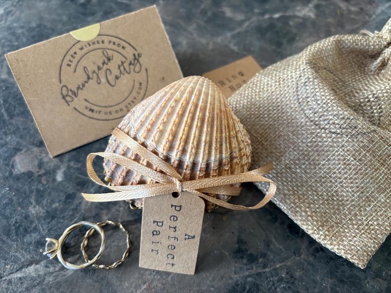 Caja para anillos de concha de mar dorada con diseño de salpicaduras de pan de oro líquido, soporte para anillos de perla y bisagra de metal a elección / varios tamaños Propuesta de playa imagen 20
