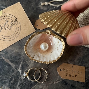 Caja para anillos de concha de mar dorada con diseño de salpicaduras de pan de oro líquido, soporte para anillos de perla y bisagra de metal a elección / varios tamaños Propuesta de playa imagen 15
