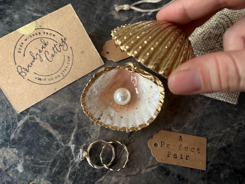 Caja para anillos de concha de mar dorada con diseño de salpicaduras de pan de oro líquido, soporte para anillos de perla y bisagra de metal a elección / varios tamaños Propuesta de playa imagen 15