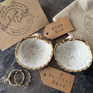 Caja para anillos de concha de mar dorada con diseño de salpicaduras de pan de oro líquido, soporte para anillos de perla y bisagra de metal a elección / varios tamaños Propuesta de playa imagen 18