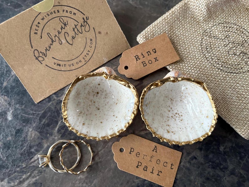 Caja para anillos de concha de mar dorada con diseño de salpicaduras de pan de oro líquido, soporte para anillos de perla y bisagra de metal a elección / varios tamaños Propuesta de playa imagen 18
