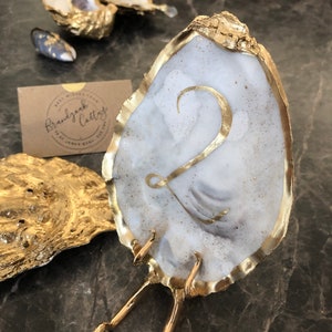 Chiffres de table en coquillages d'huîtres dorés et support en poulpe doré | Noms de table personnalisés en coquillages d'huîtres, décor côtier, plage, mariage, coquillages