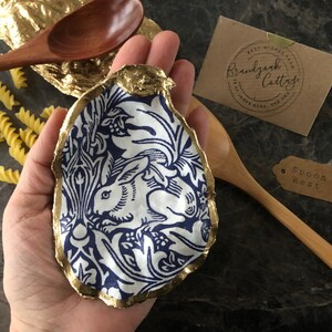 William Morris Spoon Rest Oyster Shell Dish - Morris Brer Rabbit Blue White Crafted UK | Teabag Dish, Spoon Dish, Spoon Holder Teaspoon Rest