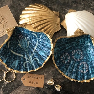 William Morris Muschel Trinket Schale in Tulip & Brennnessel Türkis Blau Gold | Jakobsmuschel-Ringschale | Recyceltes Planetenfreundliches Geschenk