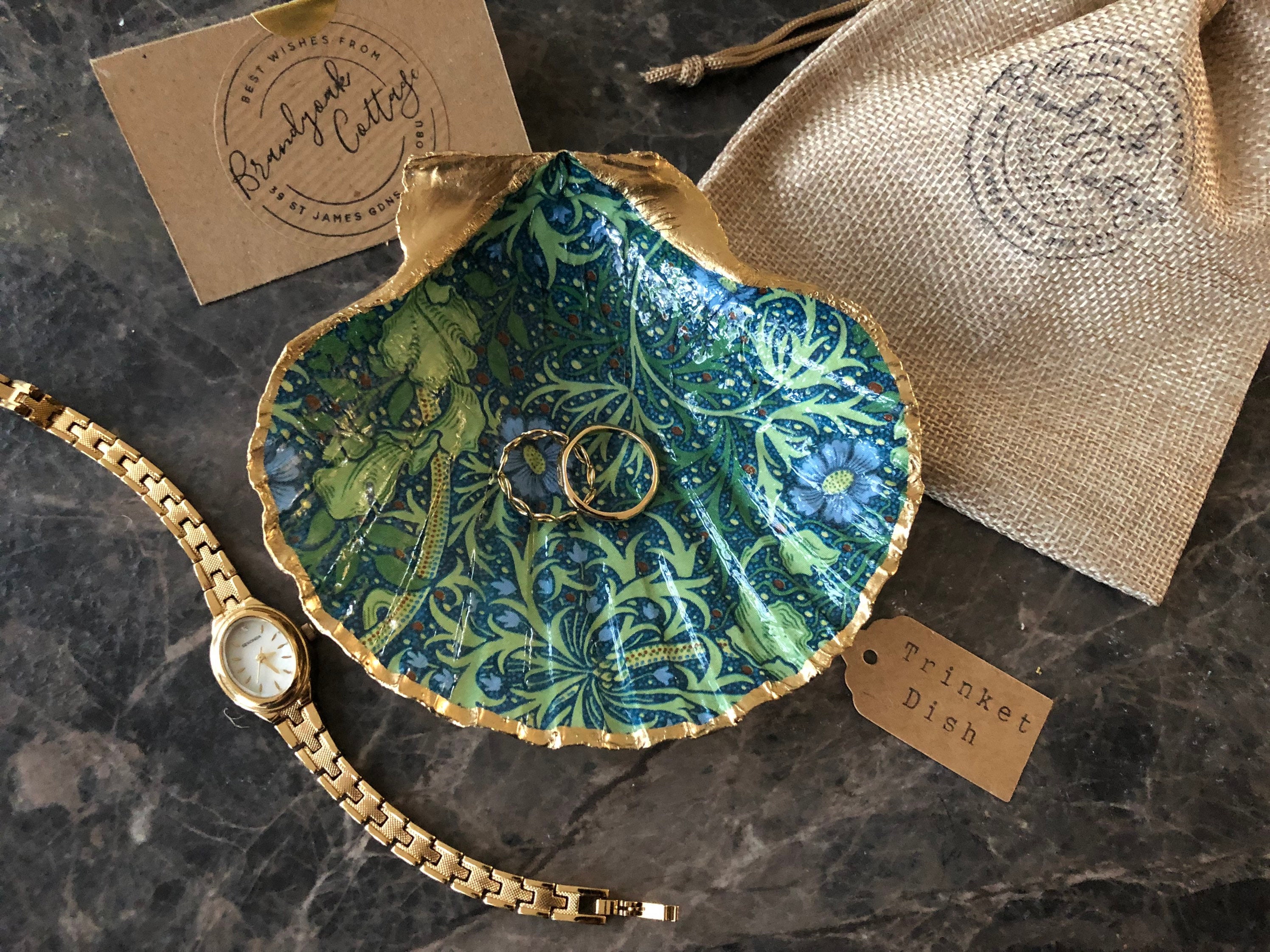 Beautiful Gilded Shell Chinoiserie Jewellery Dish UK William Morris Strawberry Thief Birds Gold Oyster Shell Trinket Dish in Blue & White Beautiful Gilded Shell Chinoiserie Jewellery Dish UK William Morris Strawberry Thief Birds Gold Oyster Shell Trinket Dish in Blue & White