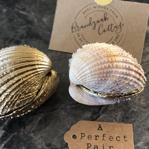 Caja para anillos de concha de mar dorada con diseño de salpicaduras de pan de oro líquido, soporte para anillos de perla y bisagra de metal a elección / varios tamaños Propuesta de playa imagen 19