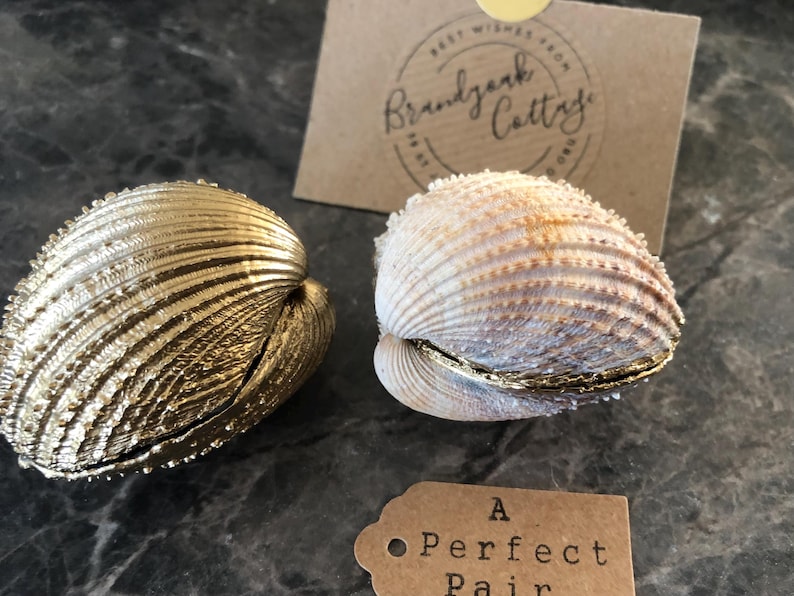 Caja para anillos de concha de mar dorada con diseño de salpicaduras de pan de oro líquido, soporte para anillos de perla y bisagra de metal a elección / varios tamaños Propuesta de playa imagen 19