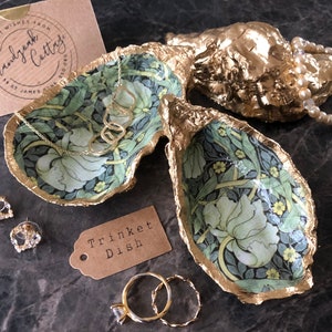 Beautiful Gilded Shell Chinoiserie Jewellery Dish UK William Morris Strawberry Thief Birds Gold Oyster Shell Trinket Dish in Blue & White Beautiful Gilded Shell Chinoiserie Jewellery Dish UK William Morris Strawberry Thief Birds Gold Oyster Shell Trinket Dish in Blue & White