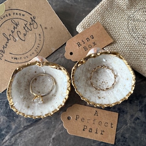 Caja para anillos de concha de mar dorada con diseño de salpicaduras de pan de oro líquido, soporte para anillos de perla y bisagra de metal a elección / varios tamaños Propuesta de playa imagen 17