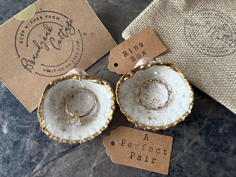 Caja para anillos de concha de mar dorada con diseño de salpicaduras de pan de oro líquido, soporte para anillos de perla y bisagra de metal a elección / varios tamaños Propuesta de playa imagen 17