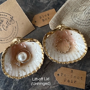Caja para anillos de concha de mar dorada con diseño de salpicaduras de pan de oro líquido, soporte para anillos de perla y bisagra de metal a elección / varios tamaños Propuesta de playa imagen 13