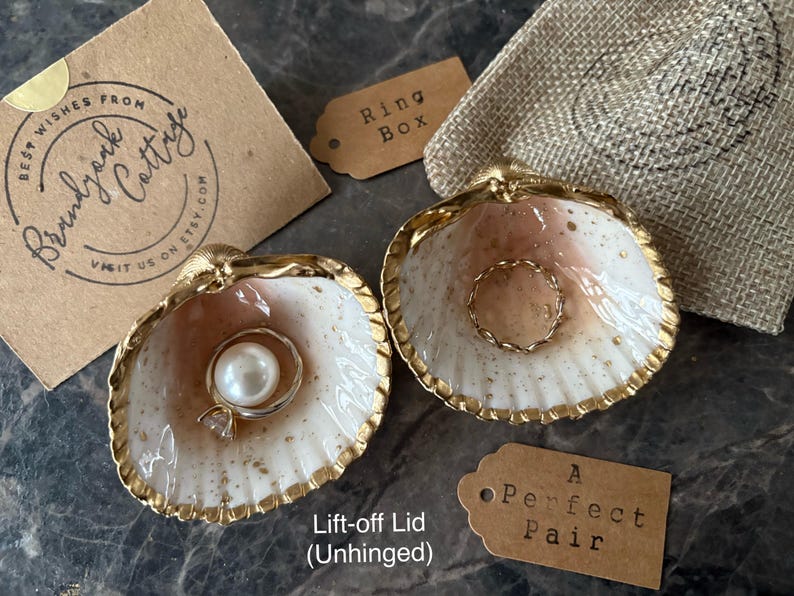Caja para anillos de concha de mar dorada con diseño de salpicaduras de pan de oro líquido, soporte para anillos de perla y bisagra de metal a elección / varios tamaños Propuesta de playa imagen 13