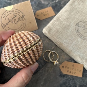 Caja para anillos de concha de mar dorada con diseño de salpicaduras de pan de oro líquido, soporte para anillos de perla y bisagra de metal a elección / varios tamaños Propuesta de playa imagen 16
