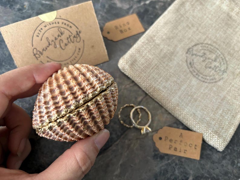 Caja para anillos de concha de mar dorada con diseño de salpicaduras de pan de oro líquido, soporte para anillos de perla y bisagra de metal a elección / varios tamaños Propuesta de playa imagen 16