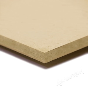 Pu&ograve; includere: Primo piano del bordo di un pannello di schiuma beige.