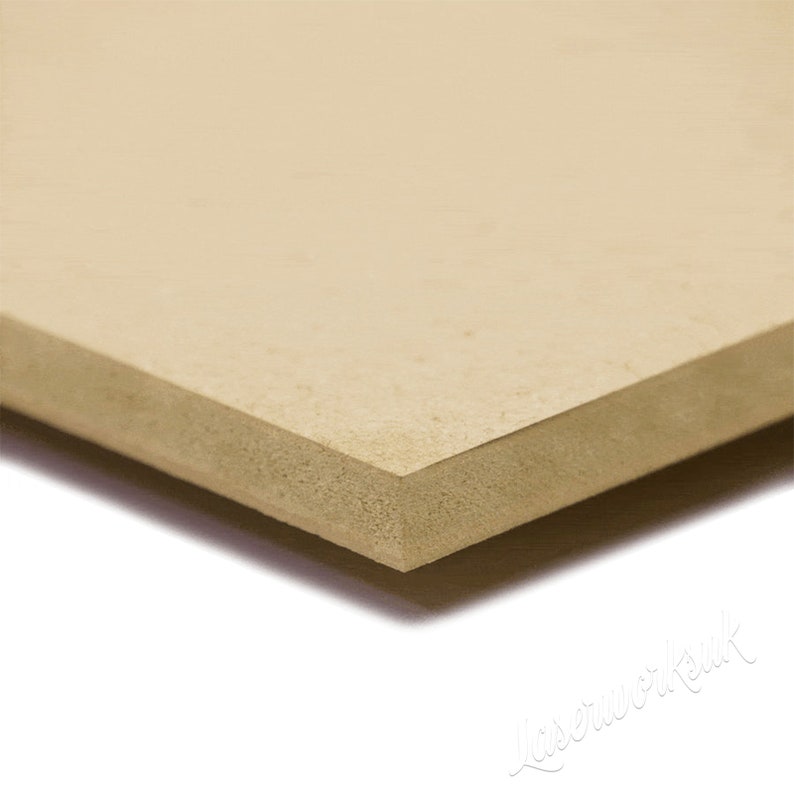 Pu&ograve; includere: Primo piano del bordo di un pannello di schiuma beige.