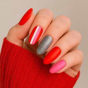 Lote de uñas postizas para San Valentín / 3 sets de uñas de gel de lujo / Uñas de corazón rosa y rojo imagen 2