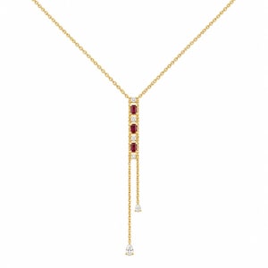 Op de afbeelding: Een goudkleurige ketting met een verticale hanger. De hanger heeft drie rechthoekige rode edelstenen en kleine witte edelstenen. Twee druppelvormige witte edelstenen hangen aan de onderkant.