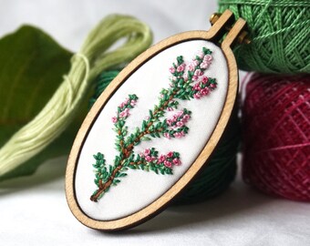 Heather flower brooch / Heather pin / Flower emroidery / Embroidered brooch / Dollhouse mini embroidery / Embroidery pendant / Calluna