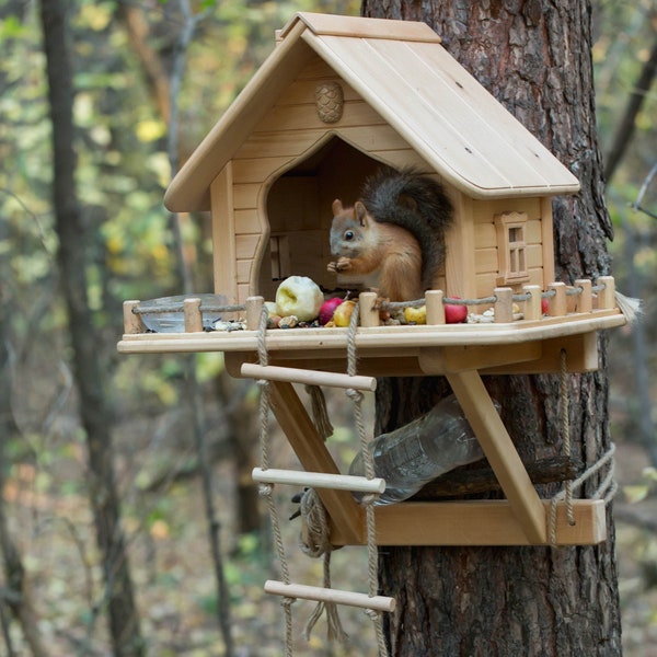 Eichhörnchen-Futterhaus aus Holz, personalisiertes Eichhörnchen-Haus, Eichhörnchenhaus, handgemachtes Eichhörnchen-Futterhaus, Gartendekor, lustiges Eichhörnchen-Futterhaus