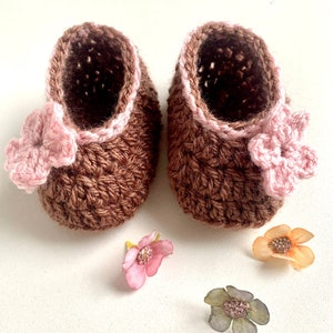 PDF pattern: Spring Flower Baby Booties.