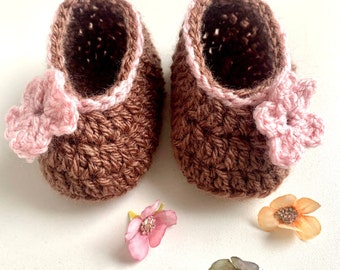 PDF pattern: Spring Flower Baby Booties.