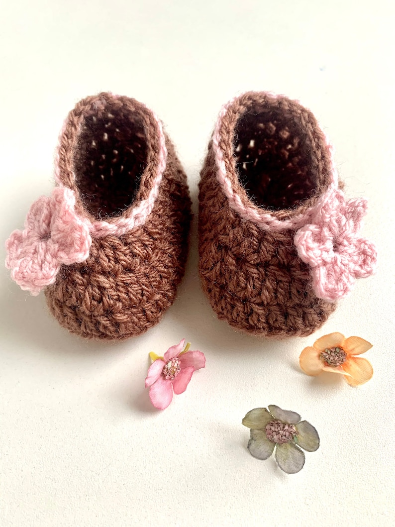 PDF pattern: Spring Flower Baby Booties. image 1