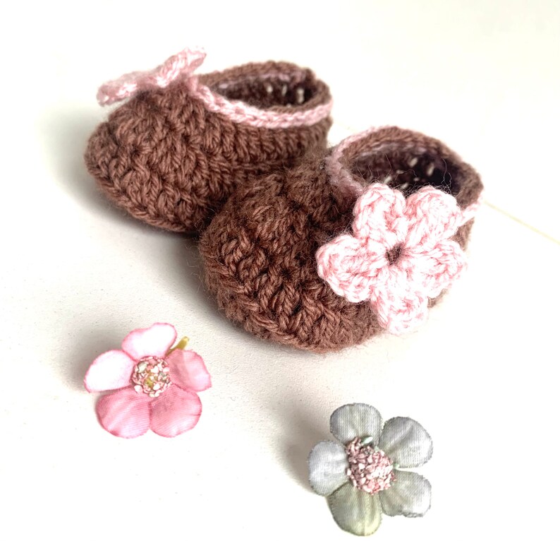 PDF pattern: Spring Flower Baby Booties. image 4