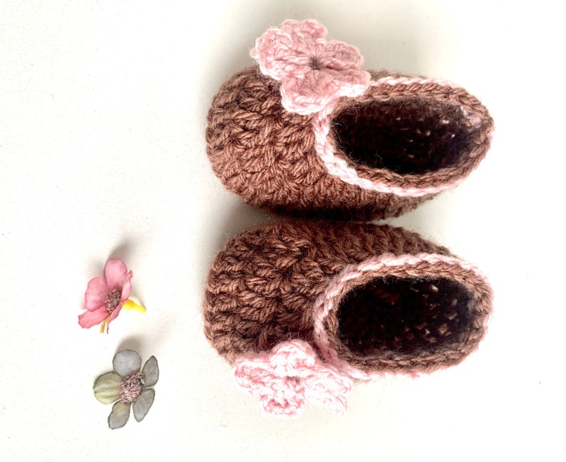 PDF pattern: Spring Flower Baby Booties. image 6