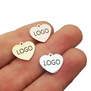 15 x 12 mm Logo inciso al laser personalizzato, Etichetta per gioielli personalizzata a forma di cuore, Etichetta personalizzata a forma di cuore, Ciondolo con logo personalizzato, Etichette per gioielli in metallo, Etichette in ottone