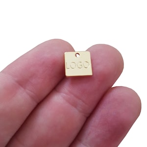 9x9 mm Logo inciso meccanico personalizzato, Etichetta per gioielli personalizzati, Quadrato, Fascino con logo personalizzato, Etichette per gioielli in metallo, Etichette in ottone,