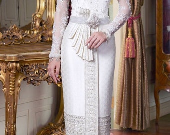 Couture : Thailändisches Prayuk Brautkleid von Authentic Lumphun Silk| Asiatisches Kleid | Handgemachte Stickerei + Premium Spitze | Auf Bestellung
