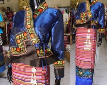 Costume thaïlandais traditionnel bleu pour femmes, costume vintage thaïlandais avec chemise et jupe, chemises lanna thaïlandaises, produit tissé à la main de Thaïlande