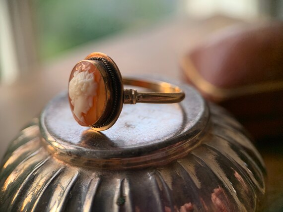 Un anillo con camafeo de oro de 15 quilates de finales del siglo XIX. Etsy Mexico