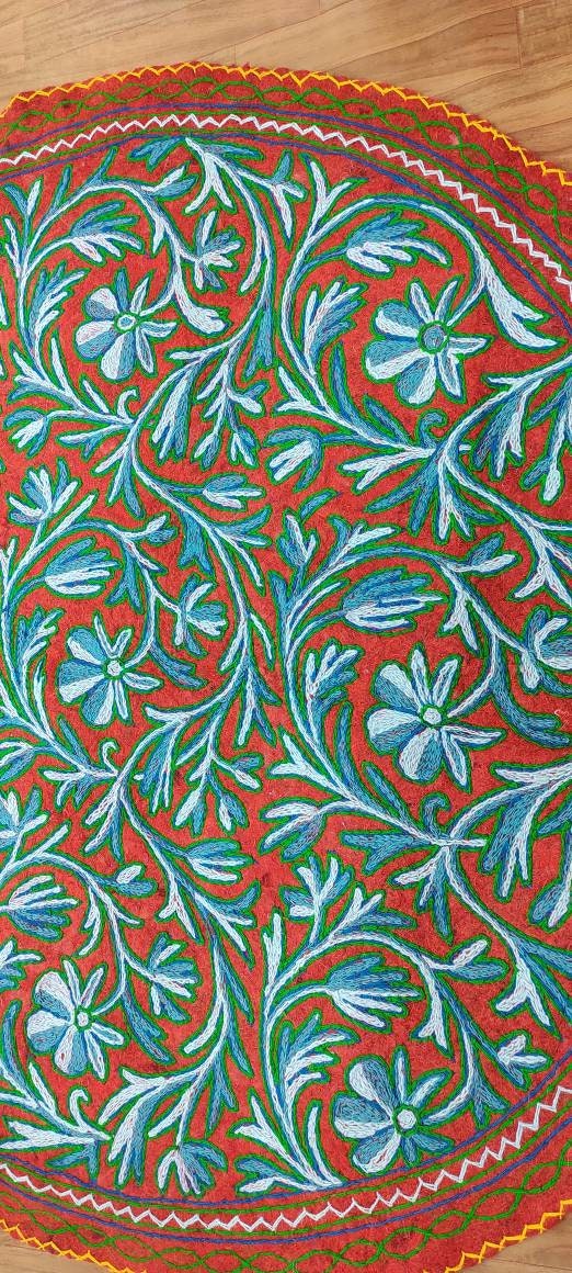 ハンドメイドのカシミール・ナムダ・ラグ：ウールフェルト製のラウンド