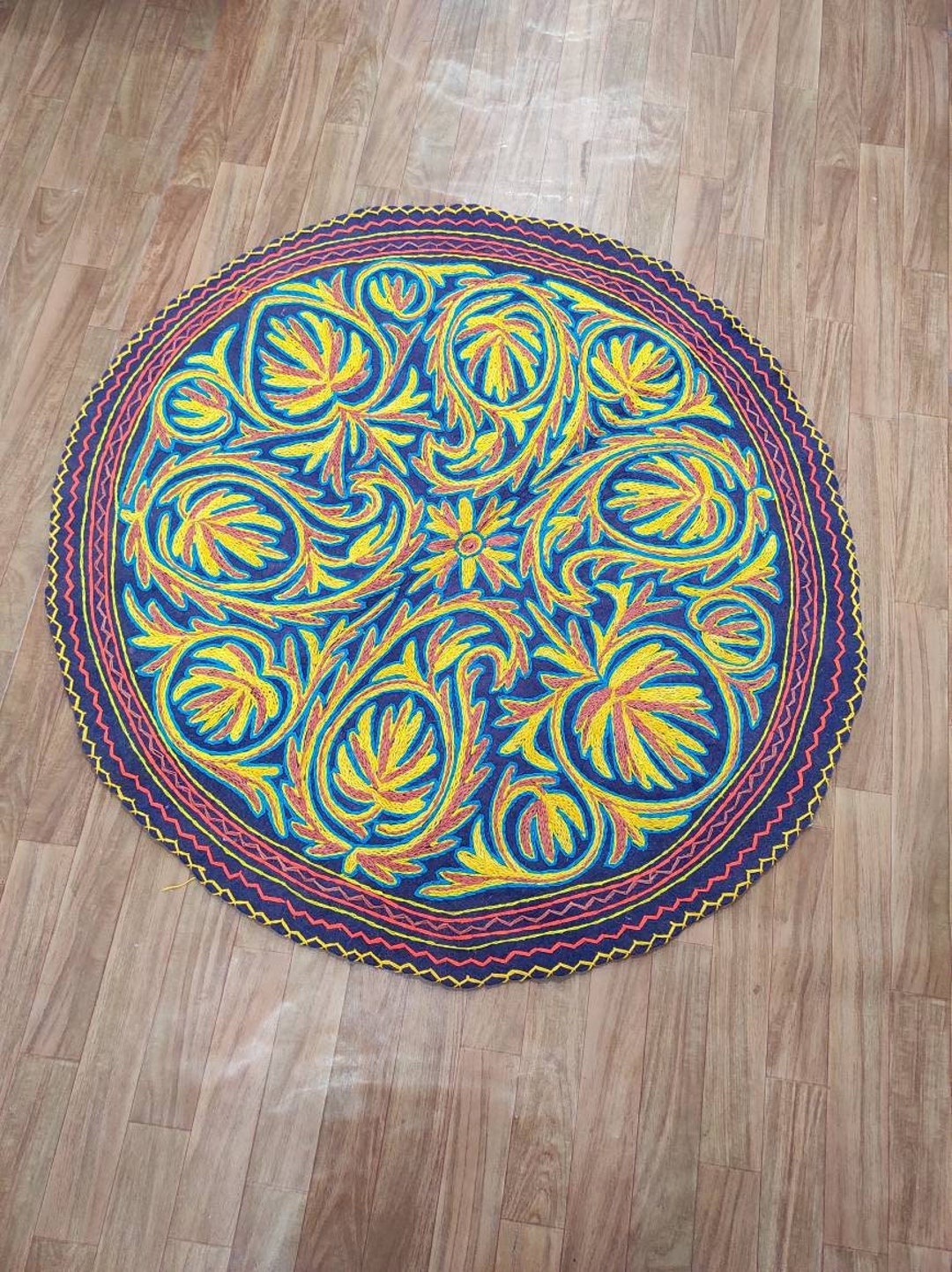 Tapis, ou tapisserie, abstrait et en laine. Travail contemporain. For