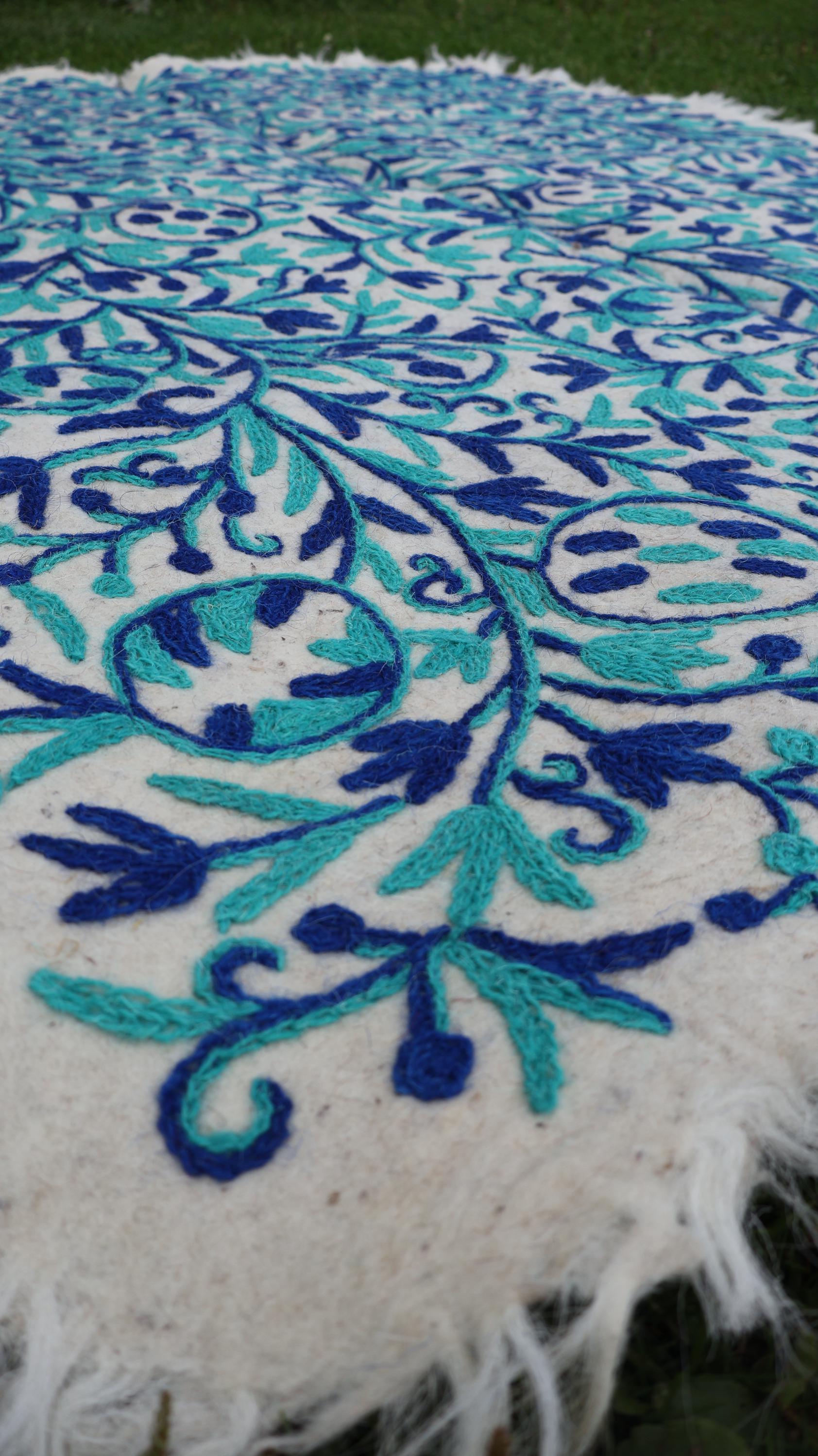 ハンドメイドのカシミール ナムダ ラグ | 伝統的なウール フェルト