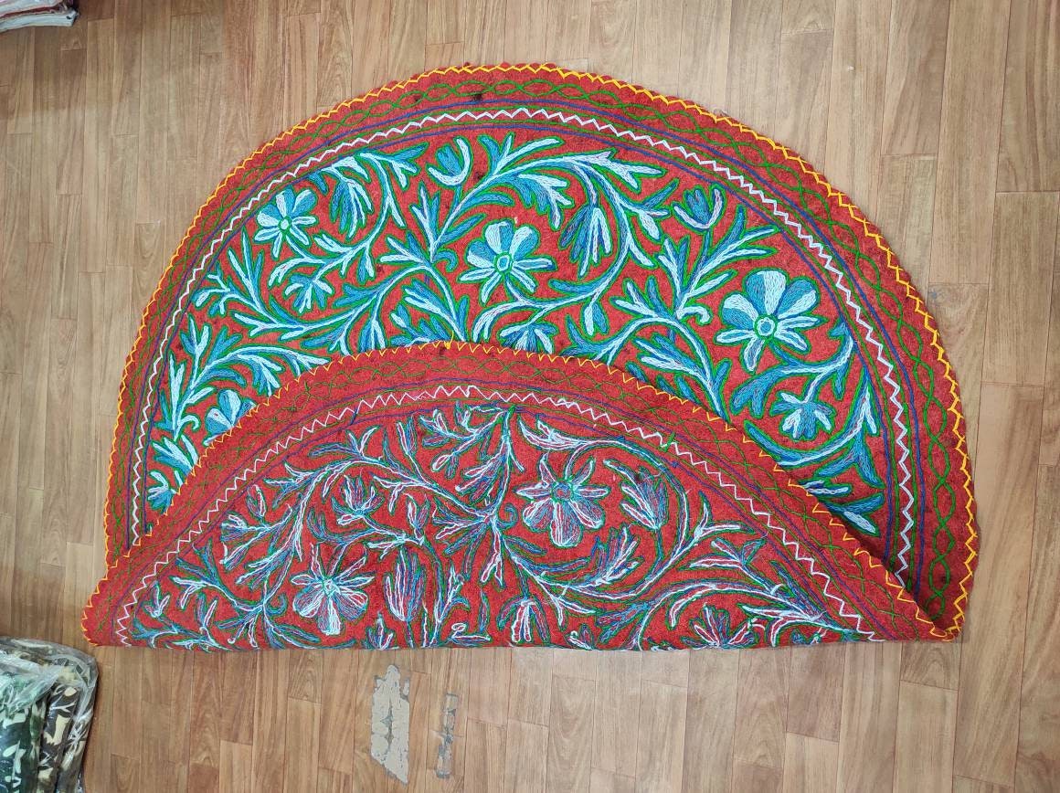 ハンドメイドのカシミール・ナムダ・ラグ：ウールフェルト製のラウンド