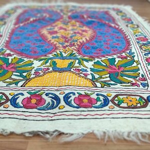 Handmade Kashmir Wool Rug: Embroidered Floral Felt Carpet (6x4 ft) image 5