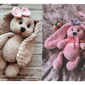 Puede incluir: Dos peluches de conejo de crochet, uno en beige con un lazo rosa y el otro en rosa con un lazo morado. Ambos tienen orejas largas y están hechos con un hilo suave y esponjoso.